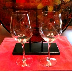 Pair of Crystal Modern Etched Wine Glasses 🍷